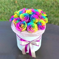 Шляпная коробка из радужных роз Шляпная коробка из радужных роз